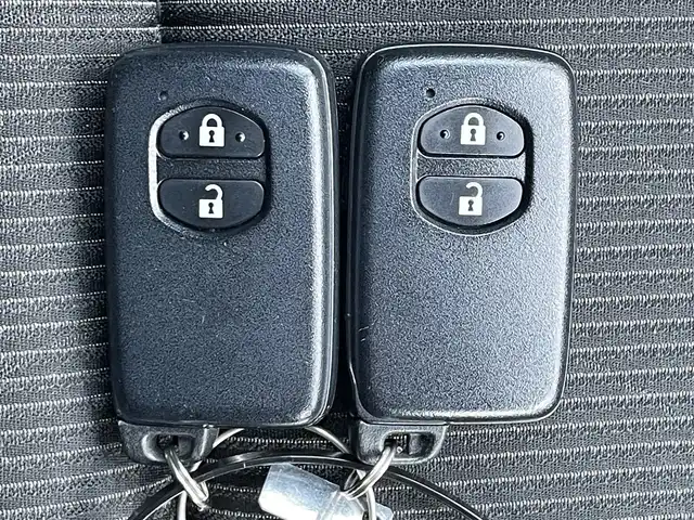 トヨタ アクア S スタイルブラック 滋賀県 2016(平28)年 1.7万km ライムホワイトパールクリスタルシャイン 純正SDナビ/・AM/FM/・CD/DVD/SD/・Bluetooth/・フルセグTV/バックカメラ/ステアリングスイッチ/革巻きステアリング/オートマチックヘッドライト/LEDヘッドライト/フォグランプ/プリクラッシュセーフティ/レーンキープアシスト/オートハイビーム/コーナーセンサー/電動格納ミラー/ドアバイザー/純正15インチアルミホイール