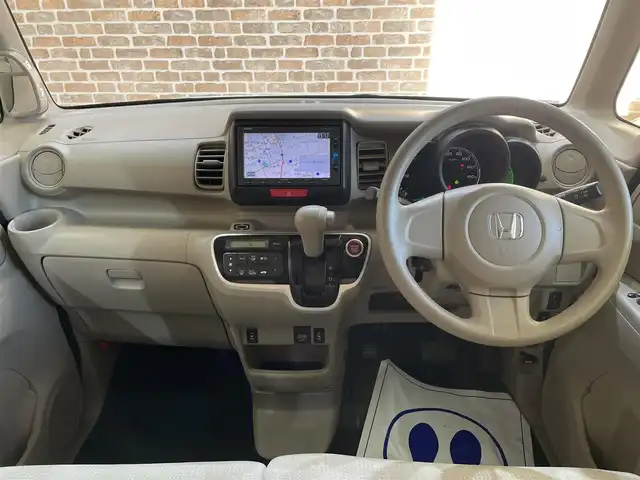 ホンダ Ｎ ＢＯＸ G 岩手県 2015(平27)年 8.7万km プレミアムホワイトパールⅡ ４WD/横滑り防止装置/アイドリングストップ/前席シートヒーター/ヒーテッドドアミラー/純正ナビ/Bluetoothオーディオ接続/ワンセグTV/ETC/ヒルスタートアシスト機能/フロントベンチシート/チップアップリアシート/オートエアコン/スマートキーシステム/ヘッドライトレベライザー/14インチアルミホイール/純正フロアマット