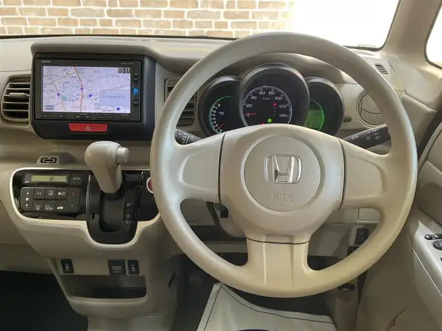 ホンダ Ｎ ＢＯＸ G 岩手県 2015(平27)年 8.7万km プレミアムホワイトパールⅡ ４WD/横滑り防止装置/アイドリングストップ/前席シートヒーター/ヒーテッドドアミラー/純正ナビ/Bluetoothオーディオ接続/ワンセグTV/ETC/ヒルスタートアシスト機能/フロントベンチシート/チップアップリアシート/オートエアコン/スマートキーシステム/ヘッドライトレベライザー/14インチアルミホイール/純正フロアマット