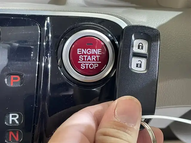 ホンダ Ｎ ＢＯＸ G 岩手県 2015(平27)年 8.7万km プレミアムホワイトパールⅡ ４WD/横滑り防止装置/アイドリングストップ/前席シートヒーター/ヒーテッドドアミラー/純正ナビ/Bluetoothオーディオ接続/ワンセグTV/ETC/ヒルスタートアシスト機能/フロントベンチシート/チップアップリアシート/オートエアコン/スマートキーシステム/ヘッドライトレベライザー/14インチアルミホイール/純正フロアマット