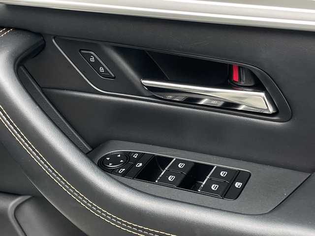 マツダ ＣＸ－６０ XD Lパッケージ 宮崎県 2023(令5)年 3.3万km ロジウムホワイトプレミアムメタリック 禁煙車/衝突被害軽減ブレーキ/純正12.3型ディスプレイオーディオ/（スマホ連携/USB/Bluetooth/FMAM）/純正バックカメラ/純正ドライブレコーダー/純正ETC/純正LEDオートライト/純正20インチアルミ/純正フロアマット/ホワイトレザーシート/全方位モニター/アダプティブクルーズコントロール/レーンディパーチャーアラート/ヘッドアップディスプレイ/クリアランスソナー/電子パーキング/オートホールド/前席パワーシート/シートヒーター/パワーチルトステアリング/ステアリングヒーター/パワーバックドア/デュアルオートエアコン/パドルシフト/本革巻ハンドル/スマートキー/プッシュエンジンスタート/スペアキー/新車時保証書/取扱い説明書