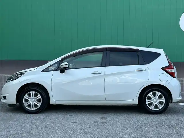 日産 ノート X 千葉県 2017(平29)年 6.6万km ブリリアントホワイトパール 純正オーディオ/ (AM/FM/CD/AUX)/インテリジェントエマージェンシーブレーキ/レーンキープアシスト/インテリジェントルームミラー/前後コーナーセンサー/プッシュエンジンスタート/スマートキー/アイドリングストップ/オートライト/ヘッドライトレベライザー/ウィンカー付き電動格納ミラー/ドアバイザー/純正フロアマット