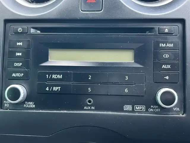 日産 ノート X 千葉県 2017(平29)年 6.6万km ブリリアントホワイトパール 純正オーディオ/ (AM/FM/CD/AUX)/インテリジェントエマージェンシーブレーキ/レーンキープアシスト/インテリジェントルームミラー/前後コーナーセンサー/プッシュエンジンスタート/スマートキー/アイドリングストップ/オートライト/ヘッドライトレベライザー/ウィンカー付き電動格納ミラー/ドアバイザー/純正フロアマット