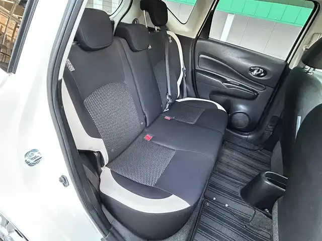 日産 ノート X 千葉県 2017(平29)年 6.6万km ブリリアントホワイトパール 純正オーディオ/ (AM/FM/CD/AUX)/インテリジェントエマージェンシーブレーキ/レーンキープアシスト/インテリジェントルームミラー/前後コーナーセンサー/プッシュエンジンスタート/スマートキー/アイドリングストップ/オートライト/ヘッドライトレベライザー/ウィンカー付き電動格納ミラー/ドアバイザー/純正フロアマット
