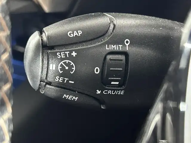 プジョー ５００８ GT ブルーHDi 佐賀県 2019(令1)年 7.7万km アマゾナイトグレー 純正9.2インチディプレイオーディオ/ＡＭ/ＦＭ/Bluetooth/サンルーフ/バック・フロントカメラ/クルーズコントロール(追従あり)/前後ドライブレコーダー/衝突被害軽減システム/ブラインドスポットモニター/レーンアシスト/パワーバックドア/パワーシート/シートメモリ/シートヒーター/ダウンヒルアシストコントロール/ルーフレール/ETC/LEDヘッドライト/フォグランプ/オートエアコン/盗難防止装置/横滑り防止装置/車線逸脱警報/オートライト/オートマチックハイビーム/スマートキー/スペアキー有/プッシュスタート/純正フロアマット/純正18インチアルミホイール	/パドルシフト/電子パーキング/ステアリングスイッチ/電動格納ミラー/コーナーセンサー