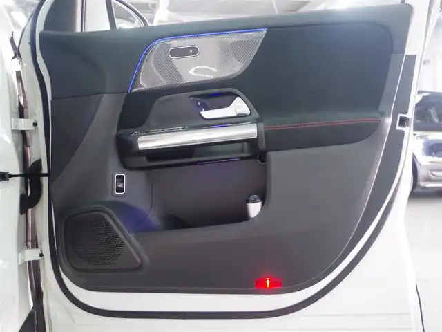 メルセデス・ベンツ Ｍ・ベンツ ＧＬＡ２００ｄ 4マチック AMGライン 兵庫県 2022(令4)年 0.7万km ポーラホワイト ワンオーナー/サンルーフ/純正ナビ/地デジTV/全方位カメラ/ACC/BSM/LKA/ETC2.0/純正ドラレコ前後カメラ/フロントシートヒーター/アンビエントライト/パワーバックドア/ハーフレザーシート
