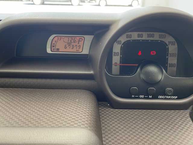 トヨタ スペイド F 沖縄県 2015(平27)年 6.8万km ブラックマイカ 純正ナビ(NSCP-W64)/（ＴＶ　CD再生　Ｂｌｕｅｔｏｏｔｈ接続）/バックカメラ/ＥＴＣ/パワースライドドア/純正フロアマット/キーレスエントリー/横滑り防止装置/パワーステアリング/パワーウィンドウ/ドアバイザー
