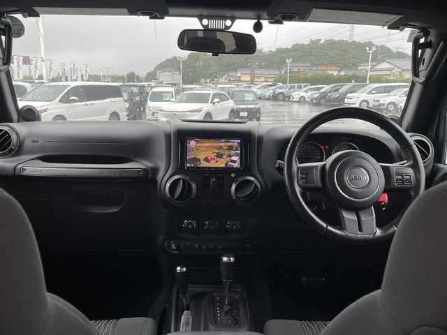 クライスラー・ジープ ジープ ラングラー スポーツ 宮崎県 2011(平23)年 5.9万km 緑 社外ナビ「CN-RE04D」/(AM.FM.Bluetooth.DVD.CD)/フルセグTV/4WD/オープンカー/MTモード付AT/サイドカメラ/ETC/クルーズコントロール/電格ミラー/パワーウィンドウ/パワーステアリング/背面タイヤ/ベンチシート/横滑り防止機能/ダウンヒルアシストコントロール