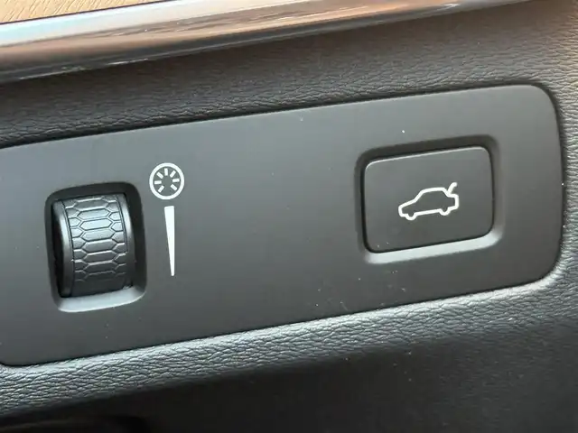 ボルボ ＸＣ９０ D5 AWD インスクリプション 千葉県 2020(令2)年 6.8万km グレー 純正ナビ/ハーマンカードン/CD/DVD/Bluetooth/AppleCarPlay/AndroidAuto/ビルトインETC/ヘッドアップディスプレイ/電動パーキングブレーキ/オートホールド/ステアリングヒーター/D+N席電動シート/D+N席シートヒーター/D+N席エアーシート/前後コーナーセンサー/純正フロアマット/純正アルミホイール