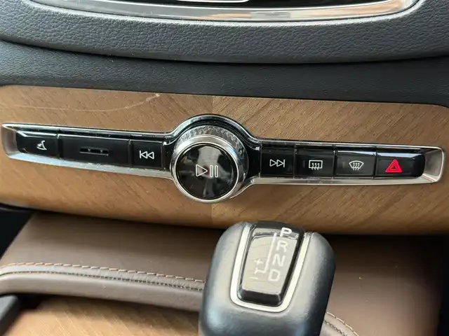 ボルボ ＸＣ９０ D5 AWD インスクリプション 千葉県 2020(令2)年 6.8万km グレー 純正ナビ/ハーマンカードン/CD/DVD/Bluetooth/AppleCarPlay/AndroidAuto/ビルトインETC/ヘッドアップディスプレイ/電動パーキングブレーキ/オートホールド/ステアリングヒーター/D+N席電動シート/D+N席シートヒーター/D+N席エアーシート/前後コーナーセンサー/純正フロアマット/純正アルミホイール