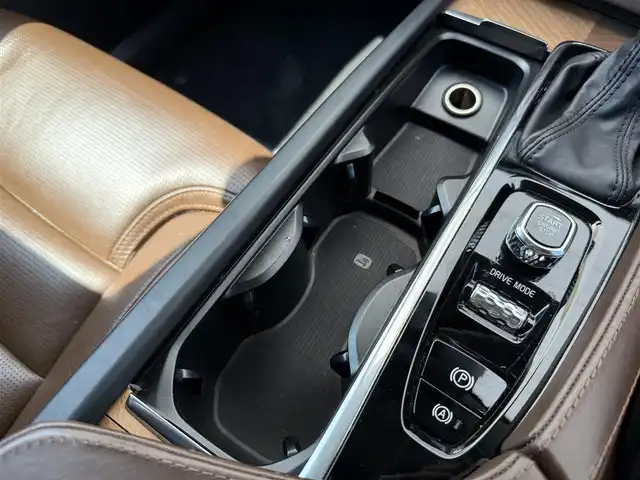 ボルボ ＸＣ９０ D5 AWD インスクリプション 千葉県 2020(令2)年 6.8万km グレー 純正ナビ/ハーマンカードン/CD/DVD/Bluetooth/AppleCarPlay/AndroidAuto/ビルトインETC/ヘッドアップディスプレイ/電動パーキングブレーキ/オートホールド/ステアリングヒーター/D+N席電動シート/D+N席シートヒーター/D+N席エアーシート/前後コーナーセンサー/純正フロアマット/純正アルミホイール