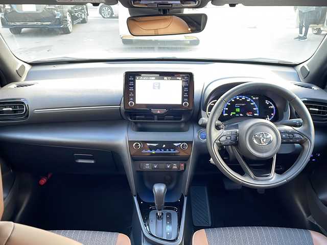 トヨタ ヤリスクロス ハイブリッド Z アドベンチャー 長野県 2023(令5)年 1.3万km ブラックマイカ/プラチナホワイトパールマイカ 禁煙車/純正8インチディスプレイオーディオ/（ナビ機能付/フルセグTV/Bluetooth）/セーフティセンス/・プリクラッシュセーフティ/・レーントレーシングアシスト/・レーダークルーズコントロール/・オートマチックハイビーム/・ロードサインアシスト/・先行車発進告知機能/・セカンダリーコリジョンブレーキ/・インテリジェントクリアランスソナー/パノラミックビューモニター/ビルトインETC/ハーフレザーシート/運転席パワーシート/前席シートヒーター/革巻きステアリング/ステアリングスイッチ/電動パーキングブレーキ/ブレーキホールド/LEDヘッドライト/オートライト/スマートキー/Pスタート/電動格納ミラー/ルーフレール/純正18インチAW/純正フロアマット/純正ドアバイザー