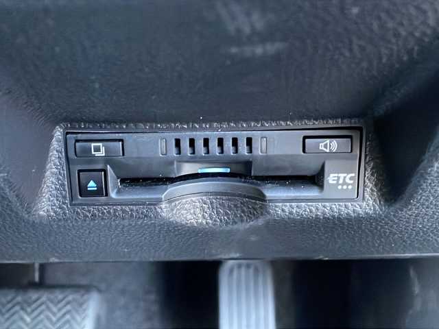 トヨタ ヤリスクロス ハイブリッド Z アドベンチャー 長野県 2023(令5)年 1.3万km ブラックマイカ/プラチナホワイトパールマイカ 禁煙車/純正8インチディスプレイオーディオ/（ナビ機能付/フルセグTV/Bluetooth）/セーフティセンス/・プリクラッシュセーフティ/・レーントレーシングアシスト/・レーダークルーズコントロール/・オートマチックハイビーム/・ロードサインアシスト/・先行車発進告知機能/・セカンダリーコリジョンブレーキ/・インテリジェントクリアランスソナー/パノラミックビューモニター/ビルトインETC/ハーフレザーシート/運転席パワーシート/前席シートヒーター/革巻きステアリング/ステアリングスイッチ/電動パーキングブレーキ/ブレーキホールド/LEDヘッドライト/オートライト/スマートキー/Pスタート/電動格納ミラー/ルーフレール/純正18インチAW/純正フロアマット/純正ドアバイザー