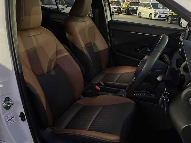 トヨタ ヤリスクロス ハイブリッド Z アドベンチャー 長野県 2023(令5)年 1.3万km ブラックマイカ/プラチナホワイトパールマイカ 禁煙車/純正8インチディスプレイオーディオ/（ナビ機能付/フルセグTV/Bluetooth）/セーフティセンス/・プリクラッシュセーフティ/・レーントレーシングアシスト/・レーダークルーズコントロール/・オートマチックハイビーム/・ロードサインアシスト/・先行車発進告知機能/・セカンダリーコリジョンブレーキ/・インテリジェントクリアランスソナー/パノラミックビューモニター/ビルトインETC/ハーフレザーシート/運転席パワーシート/前席シートヒーター/革巻きステアリング/ステアリングスイッチ/電動パーキングブレーキ/ブレーキホールド/LEDヘッドライト/オートライト/スマートキー/Pスタート/電動格納ミラー/ルーフレール/純正18インチAW/純正フロアマット/純正ドアバイザー