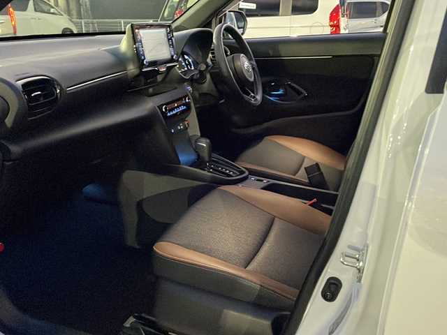 トヨタ ヤリスクロス ハイブリッド Z アドベンチャー 長野県 2023(令5)年 1.3万km ブラックマイカ/プラチナホワイトパールマイカ 禁煙車/純正8インチディスプレイオーディオ/（ナビ機能付/フルセグTV/Bluetooth）/セーフティセンス/・プリクラッシュセーフティ/・レーントレーシングアシスト/・レーダークルーズコントロール/・オートマチックハイビーム/・ロードサインアシスト/・先行車発進告知機能/・セカンダリーコリジョンブレーキ/・インテリジェントクリアランスソナー/パノラミックビューモニター/ビルトインETC/ハーフレザーシート/運転席パワーシート/前席シートヒーター/革巻きステアリング/ステアリングスイッチ/電動パーキングブレーキ/ブレーキホールド/LEDヘッドライト/オートライト/スマートキー/Pスタート/電動格納ミラー/ルーフレール/純正18インチAW/純正フロアマット/純正ドアバイザー