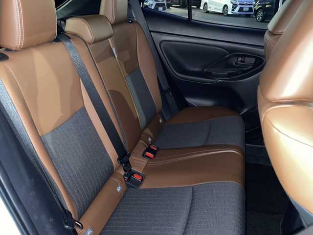 トヨタ ヤリスクロス ハイブリッド Z アドベンチャー 長野県 2023(令5)年 1.3万km ブラックマイカ/プラチナホワイトパールマイカ 禁煙車/純正8インチディスプレイオーディオ/（ナビ機能付/フルセグTV/Bluetooth）/セーフティセンス/・プリクラッシュセーフティ/・レーントレーシングアシスト/・レーダークルーズコントロール/・オートマチックハイビーム/・ロードサインアシスト/・先行車発進告知機能/・セカンダリーコリジョンブレーキ/・インテリジェントクリアランスソナー/パノラミックビューモニター/ビルトインETC/ハーフレザーシート/運転席パワーシート/前席シートヒーター/革巻きステアリング/ステアリングスイッチ/電動パーキングブレーキ/ブレーキホールド/LEDヘッドライト/オートライト/スマートキー/Pスタート/電動格納ミラー/ルーフレール/純正18インチAW/純正フロアマット/純正ドアバイザー