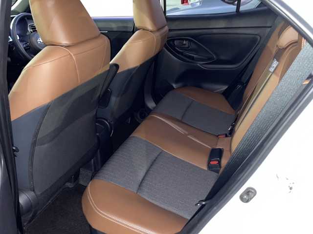 トヨタ ヤリスクロス ハイブリッド Z アドベンチャー 長野県 2023(令5)年 1.3万km ブラックマイカ/プラチナホワイトパールマイカ 禁煙車/純正8インチディスプレイオーディオ/（ナビ機能付/フルセグTV/Bluetooth）/セーフティセンス/・プリクラッシュセーフティ/・レーントレーシングアシスト/・レーダークルーズコントロール/・オートマチックハイビーム/・ロードサインアシスト/・先行車発進告知機能/・セカンダリーコリジョンブレーキ/・インテリジェントクリアランスソナー/パノラミックビューモニター/ビルトインETC/ハーフレザーシート/運転席パワーシート/前席シートヒーター/革巻きステアリング/ステアリングスイッチ/電動パーキングブレーキ/ブレーキホールド/LEDヘッドライト/オートライト/スマートキー/Pスタート/電動格納ミラー/ルーフレール/純正18インチAW/純正フロアマット/純正ドアバイザー