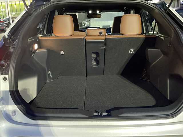 トヨタ ヤリスクロス ハイブリッド Z アドベンチャー 長野県 2023(令5)年 1.3万km ブラックマイカ/プラチナホワイトパールマイカ 禁煙車/純正8インチディスプレイオーディオ/（ナビ機能付/フルセグTV/Bluetooth）/セーフティセンス/・プリクラッシュセーフティ/・レーントレーシングアシスト/・レーダークルーズコントロール/・オートマチックハイビーム/・ロードサインアシスト/・先行車発進告知機能/・セカンダリーコリジョンブレーキ/・インテリジェントクリアランスソナー/パノラミックビューモニター/ビルトインETC/ハーフレザーシート/運転席パワーシート/前席シートヒーター/革巻きステアリング/ステアリングスイッチ/電動パーキングブレーキ/ブレーキホールド/LEDヘッドライト/オートライト/スマートキー/Pスタート/電動格納ミラー/ルーフレール/純正18インチAW/純正フロアマット/純正ドアバイザー