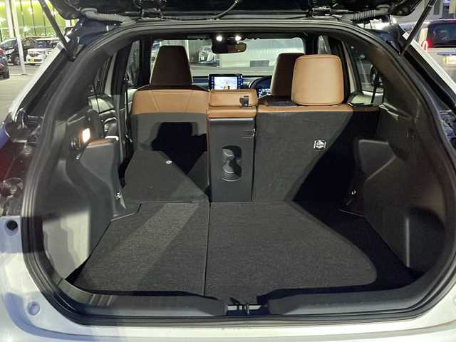 トヨタ ヤリスクロス ハイブリッド Z アドベンチャー 長野県 2023(令5)年 1.3万km ブラックマイカ/プラチナホワイトパールマイカ 禁煙車/純正8インチディスプレイオーディオ/（ナビ機能付/フルセグTV/Bluetooth）/セーフティセンス/・プリクラッシュセーフティ/・レーントレーシングアシスト/・レーダークルーズコントロール/・オートマチックハイビーム/・ロードサインアシスト/・先行車発進告知機能/・セカンダリーコリジョンブレーキ/・インテリジェントクリアランスソナー/パノラミックビューモニター/ビルトインETC/ハーフレザーシート/運転席パワーシート/前席シートヒーター/革巻きステアリング/ステアリングスイッチ/電動パーキングブレーキ/ブレーキホールド/LEDヘッドライト/オートライト/スマートキー/Pスタート/電動格納ミラー/ルーフレール/純正18インチAW/純正フロアマット/純正ドアバイザー