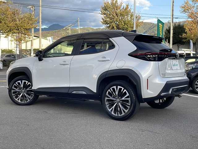 トヨタ ヤリスクロス ハイブリッド Z アドベンチャー 長野県 2023(令5)年 1.3万km ブラックマイカ/プラチナホワイトパールマイカ 禁煙車/純正8インチディスプレイオーディオ/（ナビ機能付/フルセグTV/Bluetooth）/セーフティセンス/・プリクラッシュセーフティ/・レーントレーシングアシスト/・レーダークルーズコントロール/・オートマチックハイビーム/・ロードサインアシスト/・先行車発進告知機能/・セカンダリーコリジョンブレーキ/・インテリジェントクリアランスソナー/パノラミックビューモニター/ビルトインETC/ハーフレザーシート/運転席パワーシート/前席シートヒーター/革巻きステアリング/ステアリングスイッチ/電動パーキングブレーキ/ブレーキホールド/LEDヘッドライト/オートライト/スマートキー/Pスタート/電動格納ミラー/ルーフレール/純正18インチAW/純正フロアマット/純正ドアバイザー