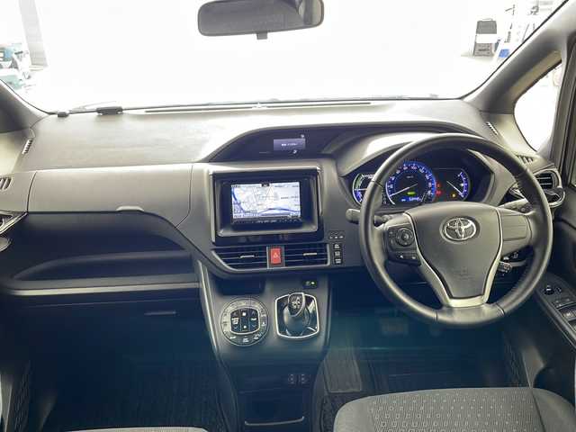 トヨタ ヴォクシー ハイブリッド V 兵庫県 2014(平26)年 5.4万km ブラック ・寒冷地仕様/・リヤオートエアコン/・ワイパーデアイサー/・社外ナビ＆TV＆BT＆DVD＆CD/・Carrozzeria10インチリアフリップダウンモニター/・バックカメラ/・置くだけ充電/・両側パワースライドドア/・バックカメラ/・ビルトインETC/・社外前ドライブレコーダー/・クルーズコントロール/・前席シートヒーター/・2列目サンシェード/・スマートキー/・プッシュスタート/・社外17インチアルミホイール/・社外エアロ（F.S.R）/・純正フロアマット/・横滑り防止装置/・LEDヘッドライト/・オートライト/・フォグ/・スマートキー/・プッシュスタート/・電動格納ミラー