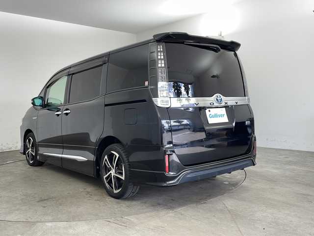 トヨタ ヴォクシー ハイブリッド V 兵庫県 2014(平26)年 5.4万km ブラック ・寒冷地仕様/・リヤオートエアコン/・ワイパーデアイサー/・社外ナビ＆TV＆BT＆DVD＆CD/・Carrozzeria10インチリアフリップダウンモニター/・バックカメラ/・置くだけ充電/・両側パワースライドドア/・バックカメラ/・ビルトインETC/・社外前ドライブレコーダー/・クルーズコントロール/・前席シートヒーター/・2列目サンシェード/・スマートキー/・プッシュスタート/・社外17インチアルミホイール/・社外エアロ（F.S.R）/・純正フロアマット/・横滑り防止装置/・LEDヘッドライト/・オートライト/・フォグ/・スマートキー/・プッシュスタート/・電動格納ミラー