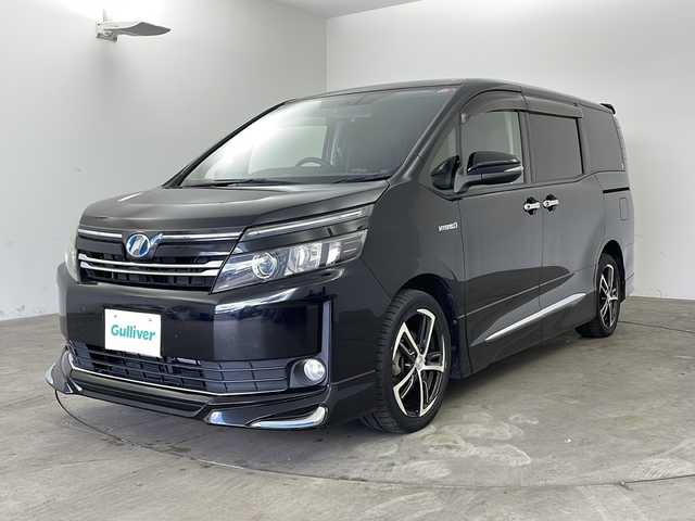 トヨタ ヴォクシー ハイブリッド V 兵庫県 2014(平26)年 5.4万km ブラック ・寒冷地仕様/・リヤオートエアコン/・ワイパーデアイサー/・社外ナビ＆TV＆BT＆DVD＆CD/・Carrozzeria10インチリアフリップダウンモニター/・バックカメラ/・置くだけ充電/・両側パワースライドドア/・バックカメラ/・ビルトインETC/・社外前ドライブレコーダー/・クルーズコントロール/・前席シートヒーター/・2列目サンシェード/・スマートキー/・プッシュスタート/・社外17インチアルミホイール/・社外エアロ（F.S.R）/・純正フロアマット/・横滑り防止装置/・LEDヘッドライト/・オートライト/・フォグ/・スマートキー/・プッシュスタート/・電動格納ミラー