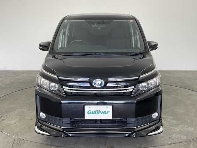 トヨタ ヴォクシー ハイブリッド V 兵庫県 2014(平26)年 5.4万km ブラック ・寒冷地仕様/・リヤオートエアコン/・ワイパーデアイサー/・社外ナビ＆TV＆BT＆DVD＆CD/・Carrozzeria10インチリアフリップダウンモニター/・バックカメラ/・置くだけ充電/・両側パワースライドドア/・バックカメラ/・ビルトインETC/・社外前ドライブレコーダー/・クルーズコントロール/・前席シートヒーター/・2列目サンシェード/・スマートキー/・プッシュスタート/・社外17インチアルミホイール/・社外エアロ（F.S.R）/・純正フロアマット/・横滑り防止装置/・LEDヘッドライト/・オートライト/・フォグ/・スマートキー/・プッシュスタート/・電動格納ミラー