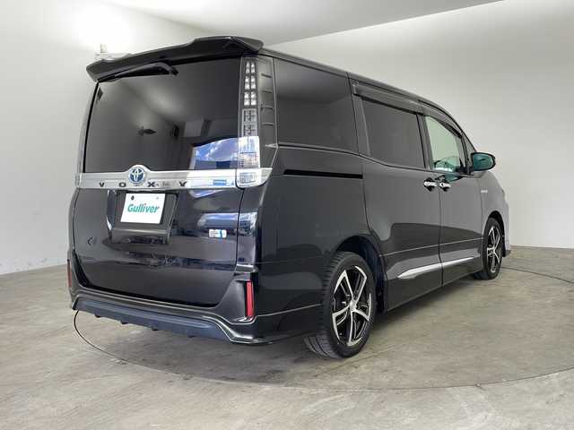 トヨタ ヴォクシー ハイブリッド V 兵庫県 2014(平26)年 5.4万km ブラック ・寒冷地仕様/・リヤオートエアコン/・ワイパーデアイサー/・社外ナビ＆TV＆BT＆DVD＆CD/・Carrozzeria10インチリアフリップダウンモニター/・バックカメラ/・置くだけ充電/・両側パワースライドドア/・バックカメラ/・ビルトインETC/・社外前ドライブレコーダー/・クルーズコントロール/・前席シートヒーター/・2列目サンシェード/・スマートキー/・プッシュスタート/・社外17インチアルミホイール/・社外エアロ（F.S.R）/・純正フロアマット/・横滑り防止装置/・LEDヘッドライト/・オートライト/・フォグ/・スマートキー/・プッシュスタート/・電動格納ミラー