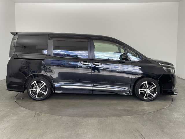 トヨタ ヴォクシー ハイブリッド V 兵庫県 2014(平26)年 5.4万km ブラック ・寒冷地仕様/・リヤオートエアコン/・ワイパーデアイサー/・社外ナビ＆TV＆BT＆DVD＆CD/・Carrozzeria10インチリアフリップダウンモニター/・バックカメラ/・置くだけ充電/・両側パワースライドドア/・バックカメラ/・ビルトインETC/・社外前ドライブレコーダー/・クルーズコントロール/・前席シートヒーター/・2列目サンシェード/・スマートキー/・プッシュスタート/・社外17インチアルミホイール/・社外エアロ（F.S.R）/・純正フロアマット/・横滑り防止装置/・LEDヘッドライト/・オートライト/・フォグ/・スマートキー/・プッシュスタート/・電動格納ミラー