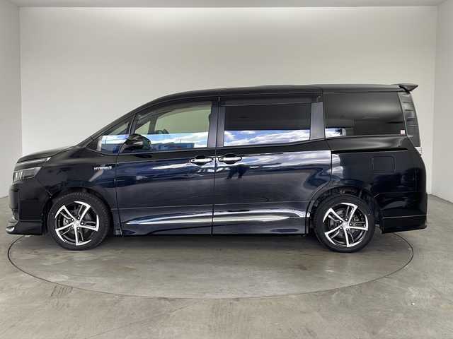 トヨタ ヴォクシー ハイブリッド V 兵庫県 2014(平26)年 5.4万km ブラック ・寒冷地仕様/・リヤオートエアコン/・ワイパーデアイサー/・社外ナビ＆TV＆BT＆DVD＆CD/・Carrozzeria10インチリアフリップダウンモニター/・バックカメラ/・置くだけ充電/・両側パワースライドドア/・バックカメラ/・ビルトインETC/・社外前ドライブレコーダー/・クルーズコントロール/・前席シートヒーター/・2列目サンシェード/・スマートキー/・プッシュスタート/・社外17インチアルミホイール/・社外エアロ（F.S.R）/・純正フロアマット/・横滑り防止装置/・LEDヘッドライト/・オートライト/・フォグ/・スマートキー/・プッシュスタート/・電動格納ミラー