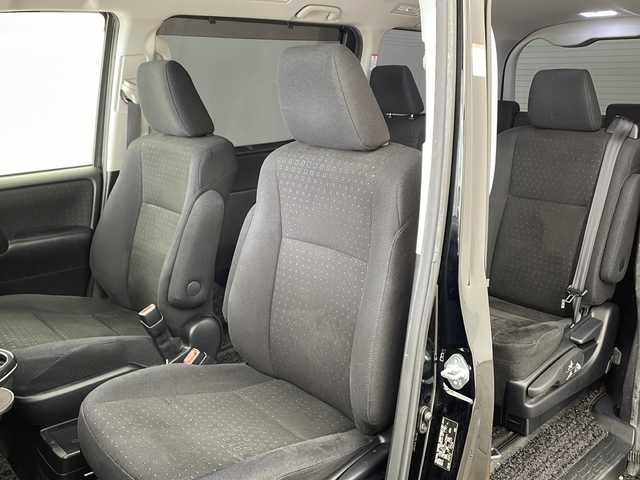 トヨタ ヴォクシー ハイブリッド V 兵庫県 2014(平26)年 5.4万km ブラック ・寒冷地仕様/・リヤオートエアコン/・ワイパーデアイサー/・社外ナビ＆TV＆BT＆DVD＆CD/・Carrozzeria10インチリアフリップダウンモニター/・バックカメラ/・置くだけ充電/・両側パワースライドドア/・バックカメラ/・ビルトインETC/・社外前ドライブレコーダー/・クルーズコントロール/・前席シートヒーター/・2列目サンシェード/・スマートキー/・プッシュスタート/・社外17インチアルミホイール/・社外エアロ（F.S.R）/・純正フロアマット/・横滑り防止装置/・LEDヘッドライト/・オートライト/・フォグ/・スマートキー/・プッシュスタート/・電動格納ミラー