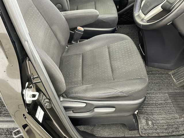 トヨタ ヴォクシー ハイブリッド V 兵庫県 2014(平26)年 5.4万km ブラック ・寒冷地仕様/・リヤオートエアコン/・ワイパーデアイサー/・社外ナビ＆TV＆BT＆DVD＆CD/・Carrozzeria10インチリアフリップダウンモニター/・バックカメラ/・置くだけ充電/・両側パワースライドドア/・バックカメラ/・ビルトインETC/・社外前ドライブレコーダー/・クルーズコントロール/・前席シートヒーター/・2列目サンシェード/・スマートキー/・プッシュスタート/・社外17インチアルミホイール/・社外エアロ（F.S.R）/・純正フロアマット/・横滑り防止装置/・LEDヘッドライト/・オートライト/・フォグ/・スマートキー/・プッシュスタート/・電動格納ミラー