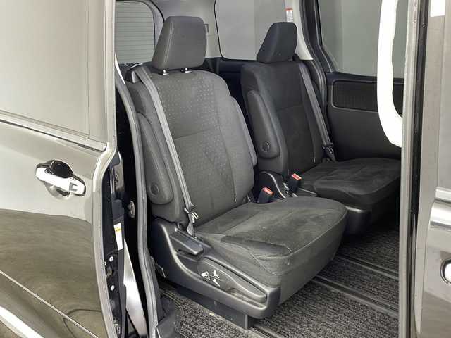 トヨタ ヴォクシー ハイブリッド V 兵庫県 2014(平26)年 5.4万km ブラック ・寒冷地仕様/・リヤオートエアコン/・ワイパーデアイサー/・社外ナビ＆TV＆BT＆DVD＆CD/・Carrozzeria10インチリアフリップダウンモニター/・バックカメラ/・置くだけ充電/・両側パワースライドドア/・バックカメラ/・ビルトインETC/・社外前ドライブレコーダー/・クルーズコントロール/・前席シートヒーター/・2列目サンシェード/・スマートキー/・プッシュスタート/・社外17インチアルミホイール/・社外エアロ（F.S.R）/・純正フロアマット/・横滑り防止装置/・LEDヘッドライト/・オートライト/・フォグ/・スマートキー/・プッシュスタート/・電動格納ミラー