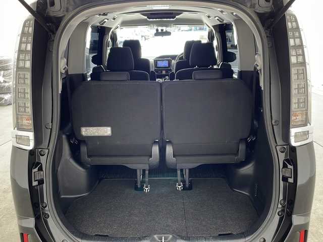 トヨタ ヴォクシー ハイブリッド V 兵庫県 2014(平26)年 5.4万km ブラック ・寒冷地仕様/・リヤオートエアコン/・ワイパーデアイサー/・社外ナビ＆TV＆BT＆DVD＆CD/・Carrozzeria10インチリアフリップダウンモニター/・バックカメラ/・置くだけ充電/・両側パワースライドドア/・バックカメラ/・ビルトインETC/・社外前ドライブレコーダー/・クルーズコントロール/・前席シートヒーター/・2列目サンシェード/・スマートキー/・プッシュスタート/・社外17インチアルミホイール/・社外エアロ（F.S.R）/・純正フロアマット/・横滑り防止装置/・LEDヘッドライト/・オートライト/・フォグ/・スマートキー/・プッシュスタート/・電動格納ミラー