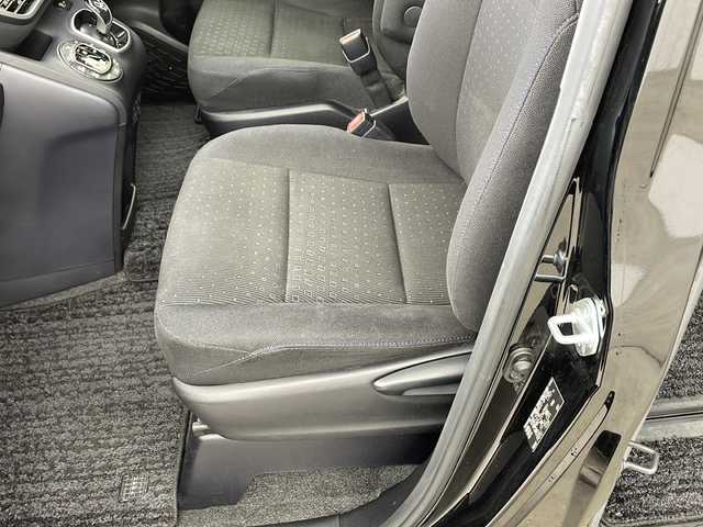 トヨタ ヴォクシー ハイブリッド V 兵庫県 2014(平26)年 5.4万km ブラック ・寒冷地仕様/・リヤオートエアコン/・ワイパーデアイサー/・社外ナビ＆TV＆BT＆DVD＆CD/・Carrozzeria10インチリアフリップダウンモニター/・バックカメラ/・置くだけ充電/・両側パワースライドドア/・バックカメラ/・ビルトインETC/・社外前ドライブレコーダー/・クルーズコントロール/・前席シートヒーター/・2列目サンシェード/・スマートキー/・プッシュスタート/・社外17インチアルミホイール/・社外エアロ（F.S.R）/・純正フロアマット/・横滑り防止装置/・LEDヘッドライト/・オートライト/・フォグ/・スマートキー/・プッシュスタート/・電動格納ミラー