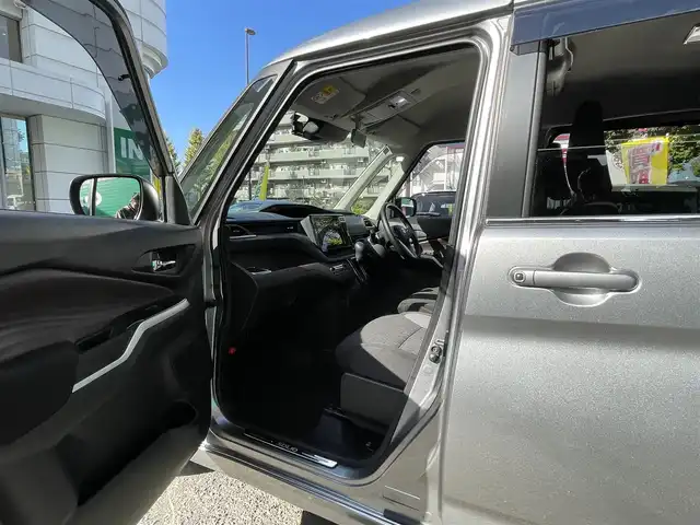 スズキ ソリオ バンディット HV MV 東京都 2021(令3)年 2.5万km プレミアムシルバーメタリック ワンオーナー/純正9インチメモリナビ/(フルセグ/DVD/CD/スマートフォン連携機能)/アラウンドビューモニター/セーフティーサポート/・アダプティブクルーズコントロール/・デュアルカメラブレーキサポート/・車線逸脱警報機能/・前後方誤発進抑制機能/・後退時ブレーキサポート/・リアパーキングセンサー/ヘッドアップディスプレイ/両側パワースライドドア/LEDライト/純正フロアマット/ロールサンシェード/前後ドライブレコーダー(DRV-MR450)/ETC/取扱説明書/保証書/スペアキー×1