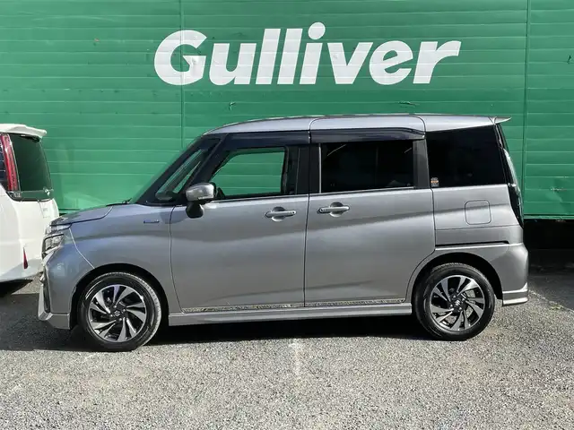 スズキ ソリオ バンディット HV MV 東京都 2021(令3)年 2.5万km プレミアムシルバーメタリック ワンオーナー/純正9インチメモリナビ/(フルセグ/DVD/CD/スマートフォン連携機能)/アラウンドビューモニター/セーフティーサポート/・アダプティブクルーズコントロール/・デュアルカメラブレーキサポート/・車線逸脱警報機能/・前後方誤発進抑制機能/・後退時ブレーキサポート/・リアパーキングセンサー/ヘッドアップディスプレイ/両側パワースライドドア/LEDライト/純正フロアマット/ロールサンシェード/前後ドライブレコーダー(DRV-MR450)/ETC/取扱説明書/保証書/スペアキー×1