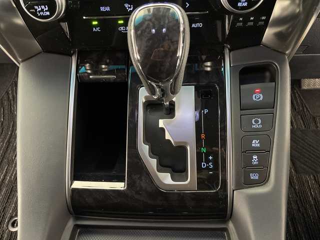 トヨタ アルファードハイブリット S タイプゴールド 長野県 2020(令2)年 2.7万km ホワイトパールクリスタルシャイン 4WD/純正メモリナビ&フルセグTV&USB&BT/トヨタセーフティセンス/アダプティブクルーズコントロール/レーントレーシングアシスト/プリクラッシュセーフティ/クリアランスソナー/パーキングサポートブレーキ/オートマチックハイビーム/ロードサインアシスト/純正前方ドライブレコーダー/両側パワースライドドア/パワーバックドア/ハーフレザーシート/ウォークスルー/2列目オットマン/バックカメラ/ビルトインETC/三眼LEDヘッドライト/オートライト/フロントフォグランプ/電動格納ミラー/ウィンカーミラー/電動ホールド/オートホールド/純正17インチAW装着/純正フロアマット/純正ドアバイザー/プッシュスタート/スマートキー/スペアキー1本/取扱説明書