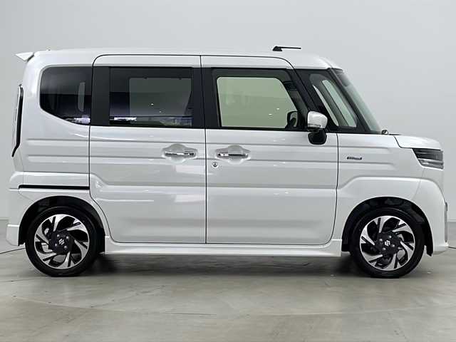 スズキ スペーシア カスタム HYBRID XS ターボ 道央・札幌 2024(令6)年 0.1万km未満 ピュアホワイトP ・4WD/・純正ディスプレイオーディオフルセグ&BT&AndroidAuto&AppleCarPlay/・両側パワースライドドア/・ヘッドアップディスプレイ/・デュアルセンサーブレーキサポート/・ふらつき警報/・車線逸脱抑制/・低車速支援/・クルーズコントロール/・標識認識機能/・全方位カメラ/・パドルシフト/・革巻きステアリング/・ステアリングスイッチ/・ステアリングヒーター/・ハーフレザーシート/・シートヒーター/・ミラーヒーター/・オートマチックハイビーム/・オートライト/・LEDヘッドライト/・LEDフォグ/・ヘッドライトレベライザー/・横滑り防止