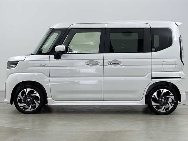 スズキ スペーシア カスタム HYBRID XS ターボ 道央・札幌 2024(令6)年 0.1万km未満 ピュアホワイトP ・4WD/・純正ディスプレイオーディオフルセグ&BT&AndroidAuto&AppleCarPlay/・両側パワースライドドア/・ヘッドアップディスプレイ/・デュアルセンサーブレーキサポート/・ふらつき警報/・車線逸脱抑制/・低車速支援/・クルーズコントロール/・標識認識機能/・全方位カメラ/・パドルシフト/・革巻きステアリング/・ステアリングスイッチ/・ステアリングヒーター/・ハーフレザーシート/・シートヒーター/・ミラーヒーター/・オートマチックハイビーム/・オートライト/・LEDヘッドライト/・LEDフォグ/・ヘッドライトレベライザー/・横滑り防止