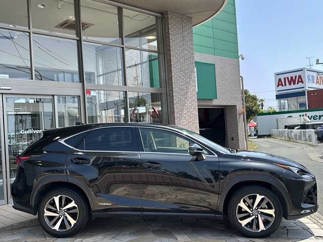 レクサス ＮＸ 300h バージョンL 静岡県 2018(平30)年 7.2万km グラファイトブラックガラスフレーク 禁煙車/純正ナビ（CD/DVD/USB/AUX/BT/フルセグ）/パノラマサンルーフ/バックカメラ＋左サイドカメラ/ビルトインETC2.0/前方ドラレコ/黒本革シート/全席シートヒーター/前席シートベンチレーション/パワーシート/ステアリングヒーター/パワーバックドア/BSM/3眼LEDヘッドライト/オートライト/オートハイビーム/プリクラッシュセーフティ/レーンディパーチャーアラート/レーダークルーズコントロール/クリアランスソナー/電動パーキングブレーキ/オートブレーキホールド/パドルシフト/プッシュスタート/スマートキー