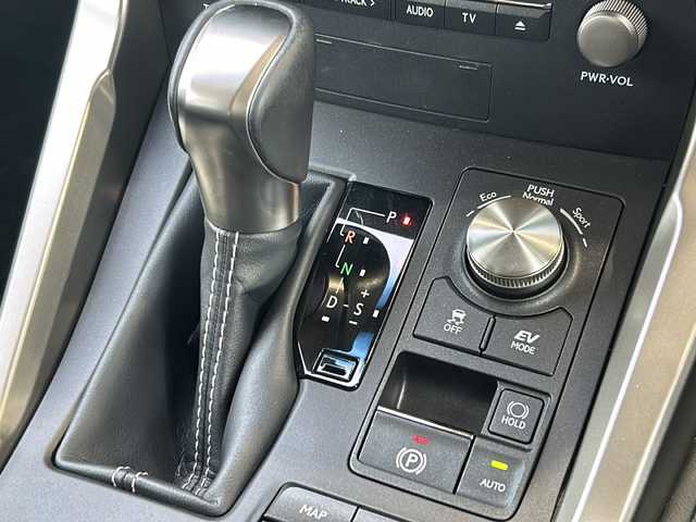 レクサス ＮＸ 300h バージョンL 静岡県 2018(平30)年 7.2万km グラファイトブラックガラスフレーク 禁煙車/純正ナビ（CD/DVD/USB/AUX/BT/フルセグ）/パノラマサンルーフ/バックカメラ＋左サイドカメラ/ビルトインETC2.0/前方ドラレコ/黒本革シート/全席シートヒーター/前席シートベンチレーション/パワーシート/ステアリングヒーター/パワーバックドア/BSM/3眼LEDヘッドライト/オートライト/オートハイビーム/プリクラッシュセーフティ/レーンディパーチャーアラート/レーダークルーズコントロール/クリアランスソナー/電動パーキングブレーキ/オートブレーキホールド/パドルシフト/プッシュスタート/スマートキー