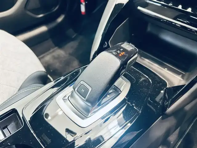 プジョー プジョー ２０８ GT 大阪府 2021(令3)年 0.4万km BLANC NACRE ハーフレザー/シートヒーター/ACC/純正ディスプレイオーディオ/applecarplay/バックカメラ/純正17インチAW/LEDヘッドライト/クリアランスソナー/ブラインドスポット/ワイヤレス充電
