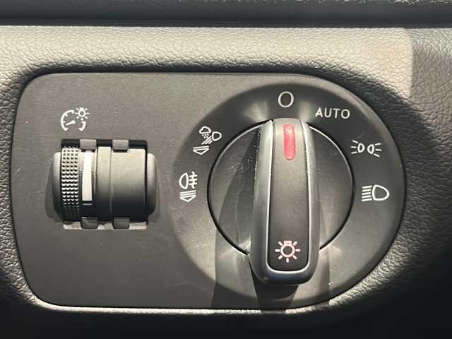 アウディ Ｑ３ 1．4 TFSI スポーツ 新潟県 2017(平29)年 4.9万km グレイシアホワイトメタリック MMIナビシステム/(CD/DVD/Bluetooth/TV)/ドライバーアシスト/・スピードオーバー警告/・パーキングエイド/・ドライバー疲労警告/アウディミュージックインターフェイス/エレクトロニックスタビリゼーションコントロール/アウディパーキングシステム/ドライブレコーダー/LEDヘッドライト/電動リアゲート/デラックスオートマチックエアコンディショナー