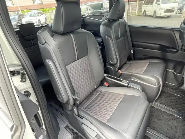 トヨタ ノア ハイブリッド S－Z 福岡県 2024(令6)年 0.9万km ホワイトパールクリスタルシャイン ワンオーナー/モデリスタエアロ【フロント・サイド・リア】/純正１４インチフリップダウンモニター【V14T-R72R】/純正10.5インチディスプレイオーディオ/(ナビ/USB/HDMI/AM/FM/Bluetooth/CD/DVD/フルセグTV】/パノラミックビューモニター/ビルトインETC2.0/トヨタチームメイト/・アドバンスドドライブ/・アドバンスドパーク/快適利便パッケージHI/・ハンズフリーデュアルパワースライドドア/・パワーバックドア/・ナノイーX/・ステアリングヒーター/・キャプテンシート(２列目)/トヨタセーフティセンス/・PCS(プリクラッシュセーフティ)/・AHS(アダプティブハイビームアシスト)/・AHB(オートマチックハイビーム)/・LTA(レーントレーシングアシスト)/・LCA(レーンチェンジアシスト)/・LDA(レーンディパーチャーアラート)/・PDA(プロアクティブドライビングアシスト)/・FCTA(フロントクロストラフィックアラート)/・RSA(ロードサインアシスト)/・レーダークルーズコントロール/BSM(ブラインドスポットモニター)/RCTA(リヤクロストラフィックアラート)/RCD(レアカメラディレクション)/SEA(安心降車アシスト)