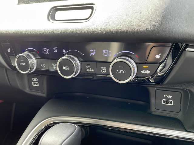 ホンダ ヴェゼル ハイブリッド e:HEV Z 新潟県 2022(令4)年 3.1万km プレミアムサンライトホワイトパール 純正メモリナビ/（BT／AM／FM／DVD）/バックカメラ/フルセグTV/黒ハーフレザー/シートヒーター（運転席＋助手席）/ステアリングヒーター/ステアリングスイッチ/パドルシフト/置き型充電/電動リアアゲート/クルーズコントロール/LEDヘッドライト/オートライト/夏タイヤ積載/ETC/ドライブレコーダー