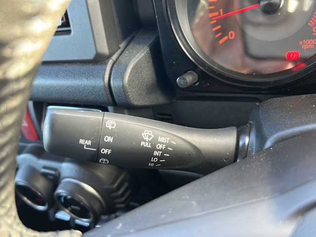 スズキ ジムニー XC 岐阜県 2023(令5)年 1.7万km ミディアムグレー 登録時走行距離：16214km/ナビ/バックカメラ/フルセグテレビ・Bluetooth/RAYSアルミホイール/シートヒーター/レーダークルーズコントロール/レーンキープアシスト/MT/４WD/ドライブレコーダー/背面タイヤ/LEDヘッドライト/オートライト/フォグライト/純正フロアマット/プッシュスタート/スマートキー