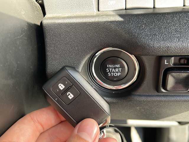 スズキ ジムニー XC 岐阜県 2023(令5)年 1.7万km ミディアムグレー 登録時走行距離：16214km/ナビ/バックカメラ/フルセグテレビ・Bluetooth/RAYSアルミホイール/シートヒーター/レーダークルーズコントロール/レーンキープアシスト/MT/４WD/ドライブレコーダー/背面タイヤ/LEDヘッドライト/オートライト/フォグライト/純正フロアマット/プッシュスタート/スマートキー