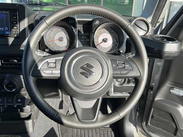 スズキ ジムニー XC 岐阜県 2023(令5)年 1.7万km ミディアムグレー 登録時走行距離：16214km/ナビ/バックカメラ/フルセグテレビ・Bluetooth/RAYSアルミホイール/シートヒーター/レーダークルーズコントロール/レーンキープアシスト/MT/４WD/ドライブレコーダー/背面タイヤ/LEDヘッドライト/オートライト/フォグライト/純正フロアマット/プッシュスタート/スマートキー